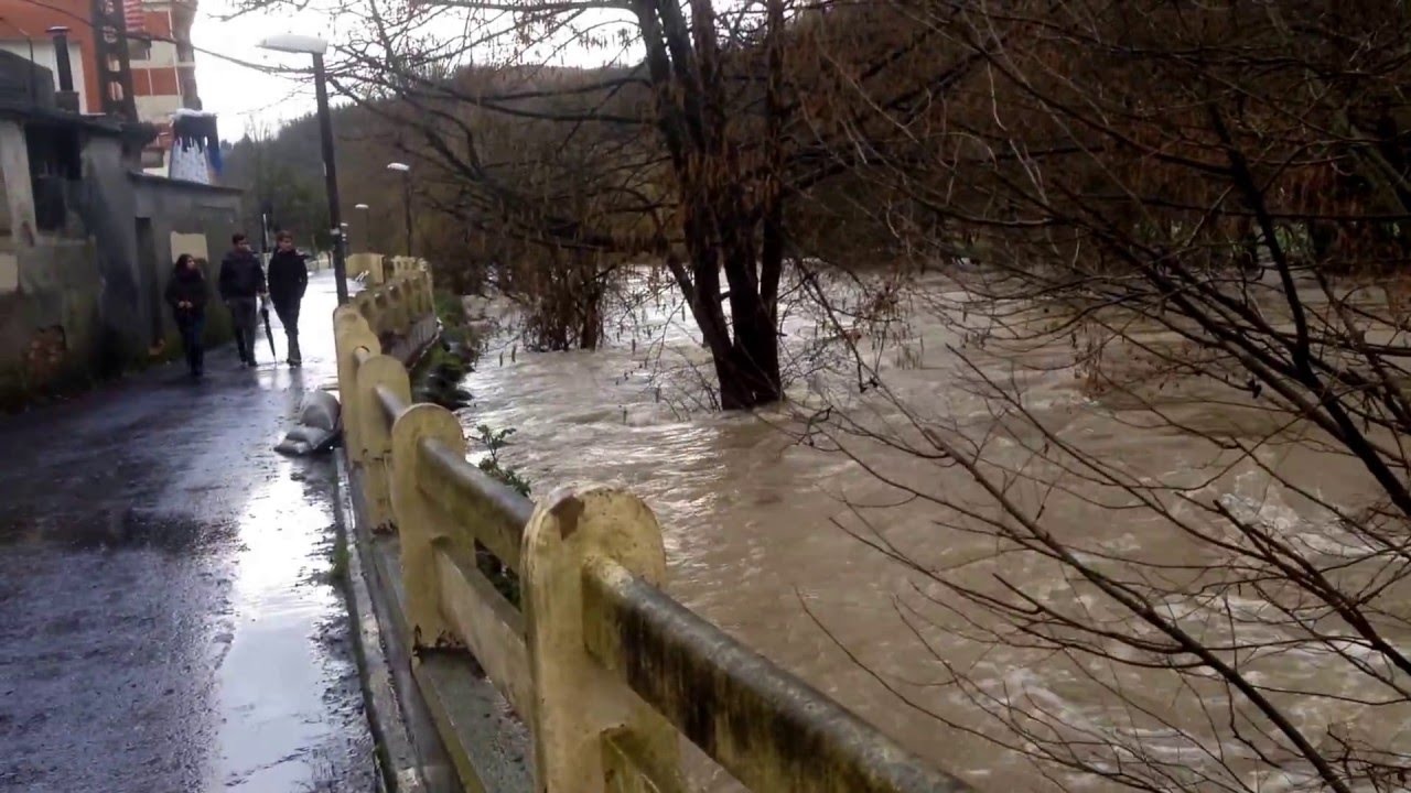 Kadagua a punto de desbordar en Aranguren.