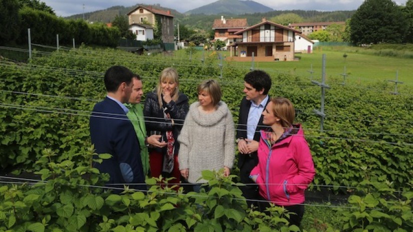 Esta mañana Unai Rementeria ha visitado Zalla y ha asegurado que reducirá la burocracia para la concesión de ayudas al primer sector